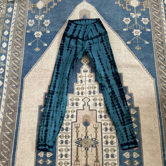 Lululemon Wunder Train High Rise Tight 25” in Forest Shibori - Picture 3 of 8